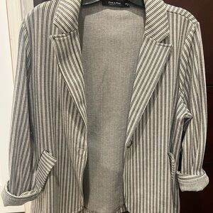 Doe & Rae Women's Gray Striped Blazer
